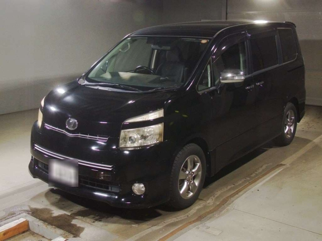 TOYOTA VOXY — фото