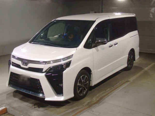 TOYOTA VOXY — фото
