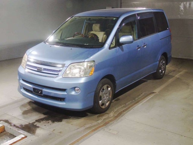 TOYOTA NOAH — фото