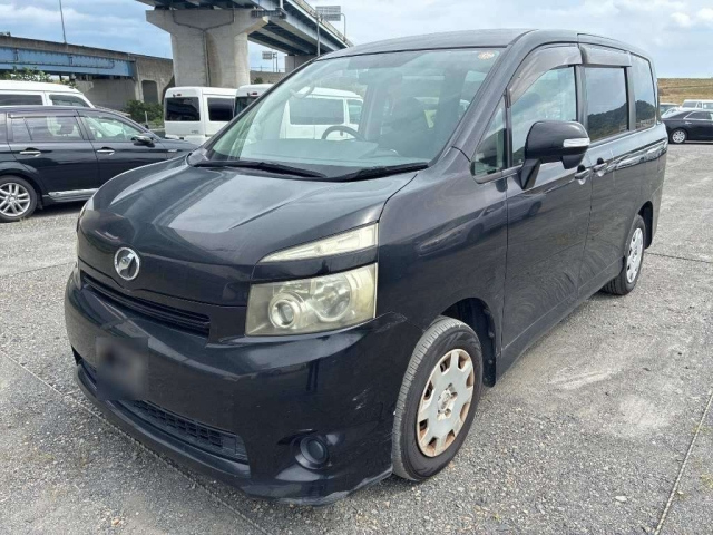 TOYOTA VOXY — фото