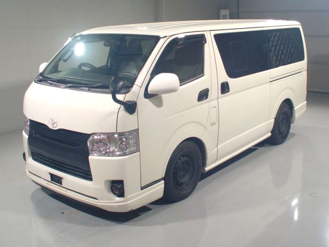 TOYOTA HIACE — фото