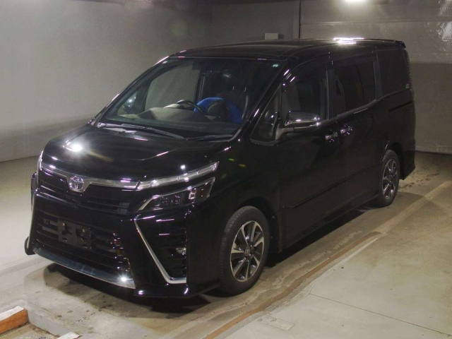 TOYOTA VOXY — фото