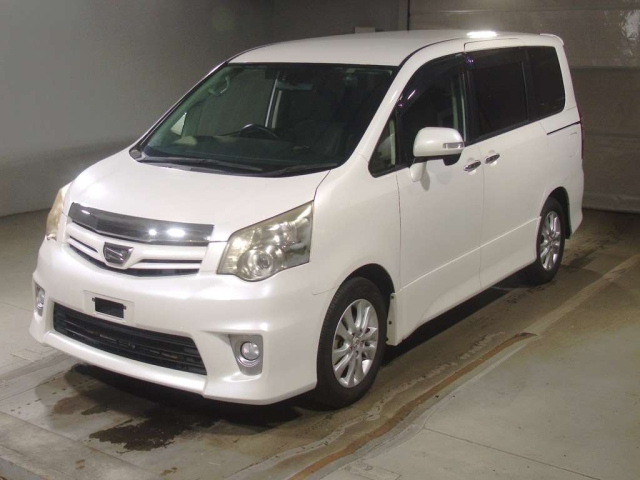 TOYOTA NOAH — фото