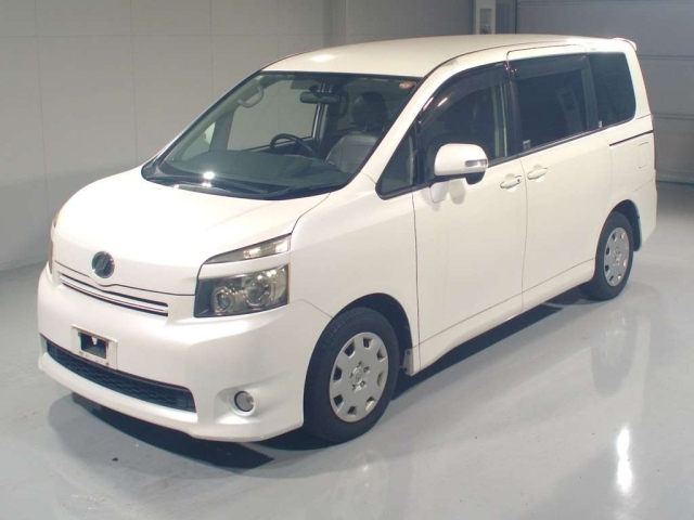 TOYOTA VOXY — фото