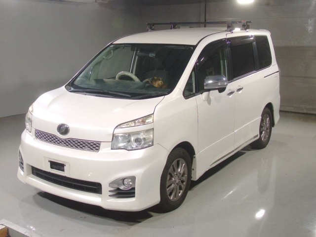 TOYOTA VOXY — фото
