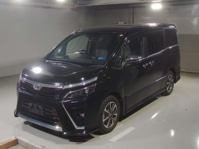 TOYOTA VOXY — фото