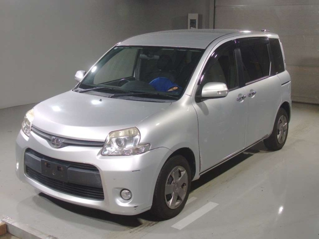TOYOTA SIENTA — фото
