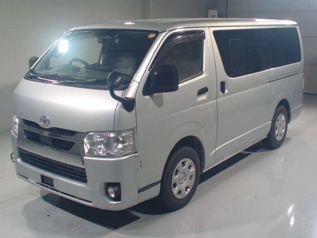 TOYOTA HIACE — фото