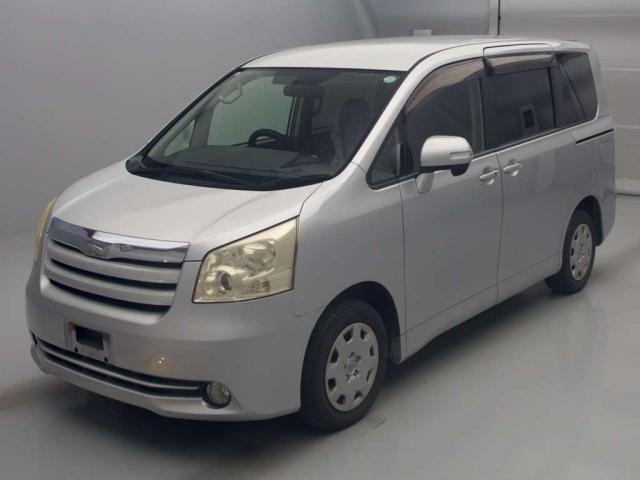 TOYOTA NOAH — фото
