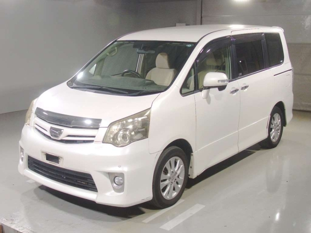TOYOTA NOAH — фото