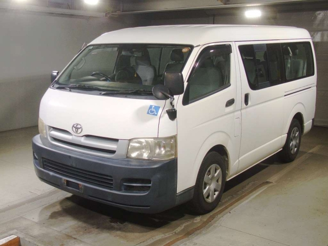 TOYOTA HIACE — фото