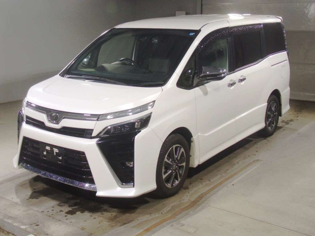 TOYOTA VOXY — фото