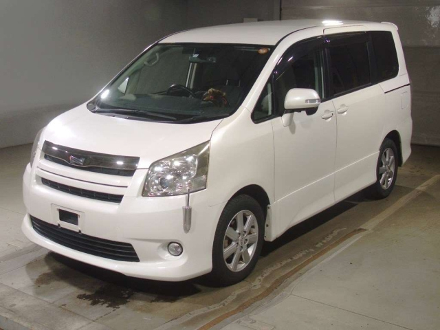 TOYOTA NOAH — фото