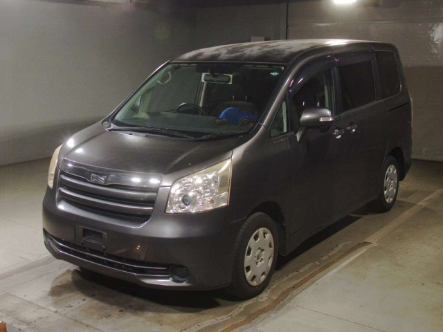 TOYOTA NOAH — фото