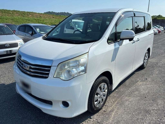 TOYOTA NOAH — фото