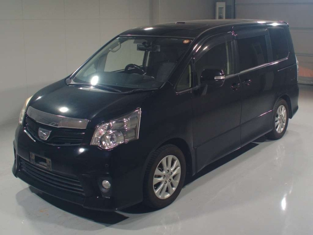 TOYOTA NOAH — фото