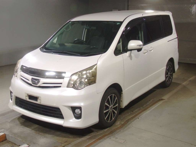 TOYOTA NOAH — фото