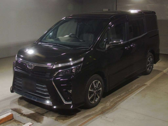 TOYOTA VOXY — фото