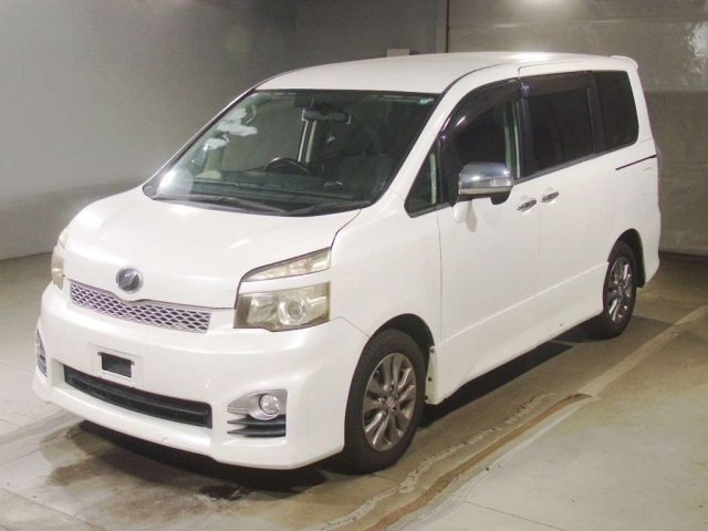 TOYOTA VOXY — фото