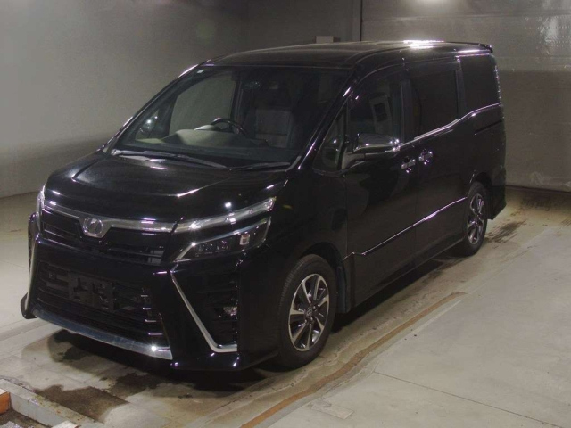 TOYOTA VOXY — фото