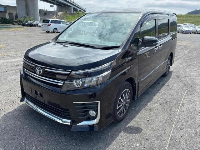 TOYOTA VOXY — фото