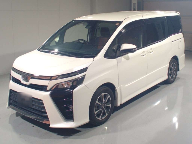 TOYOTA VOXY — фото