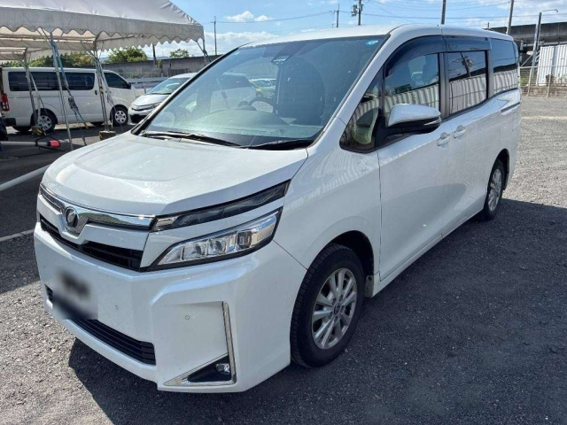 TOYOTA VOXY — фото