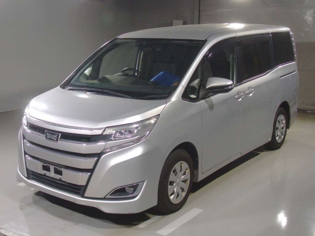 TOYOTA NOAH — фото
