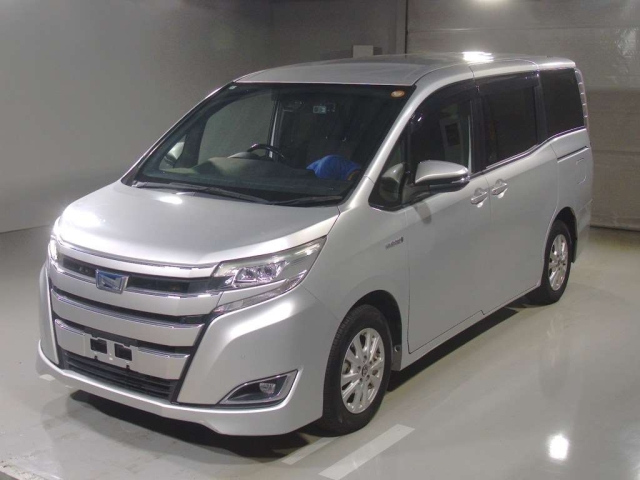 TOYOTA NOAH — фото