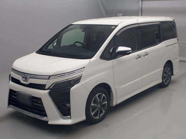 TOYOTA VOXY — фото