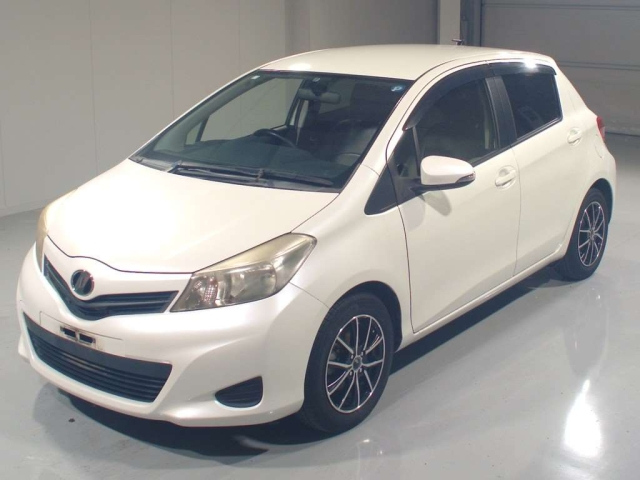 TOYOTA VITZ — фото
