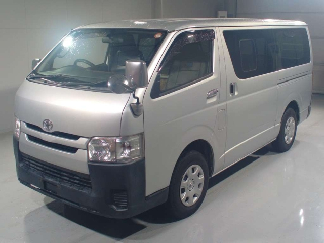 TOYOTA HIACE — фото