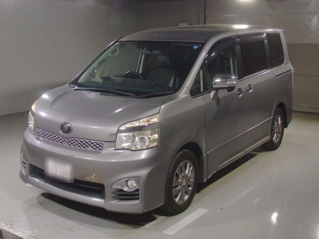 TOYOTA VOXY — фото