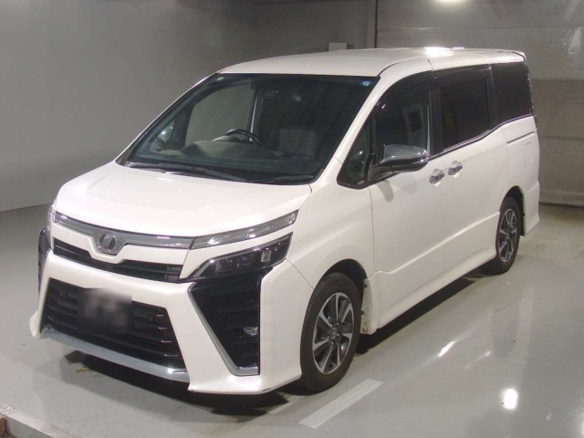 TOYOTA VOXY — фото