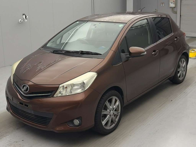 TOYOTA VITZ — фото