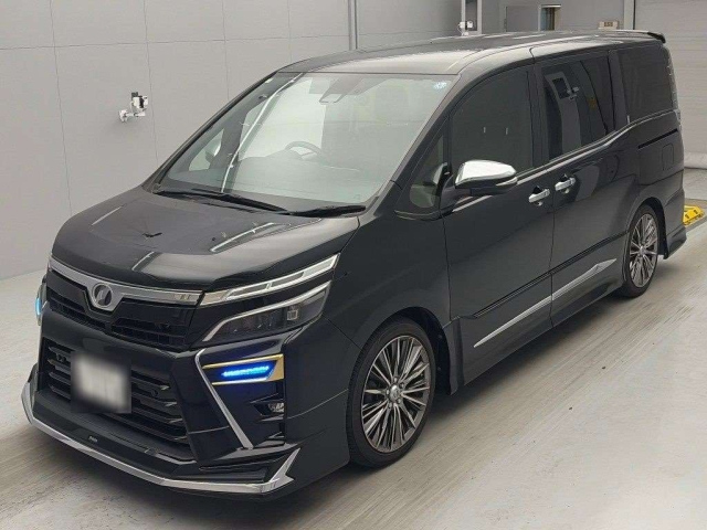 TOYOTA VOXY — фото
