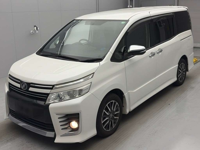 TOYOTA VOXY — фото