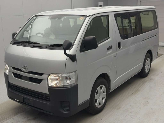TOYOTA HIACE — фото
