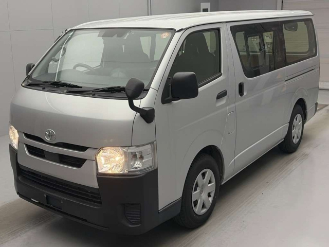 TOYOTA HIACE — фото