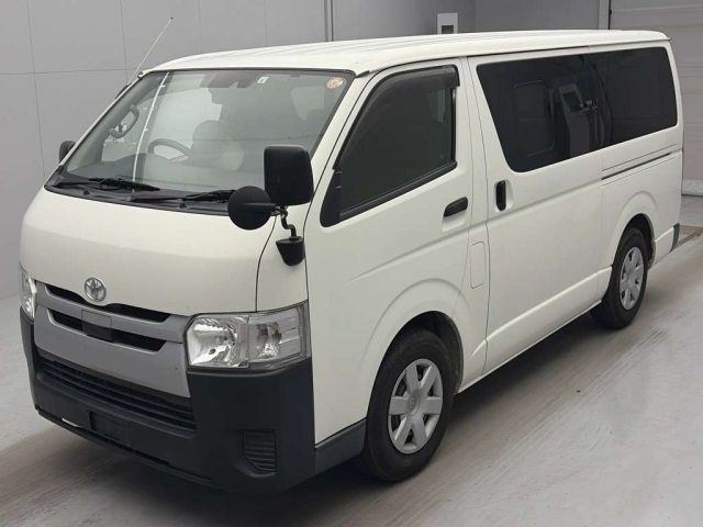 TOYOTA HIACE — фото