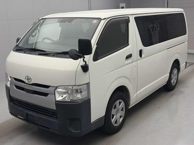 TOYOTA HIACE — фото