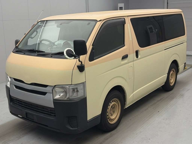 TOYOTA HIACE — фото