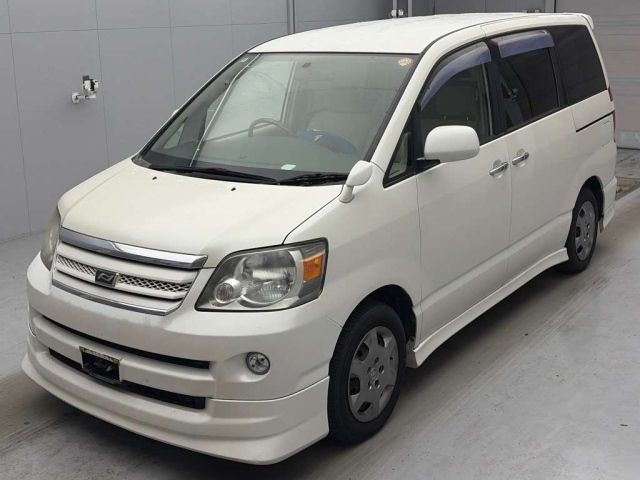 TOYOTA NOAH — фото