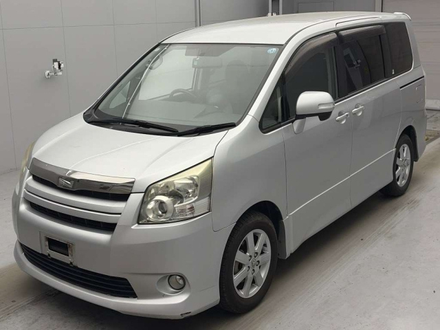 TOYOTA NOAH — фото
