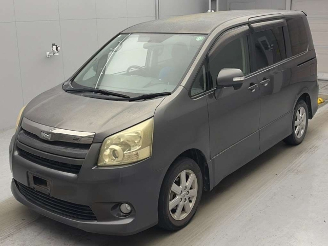 TOYOTA NOAH — фото
