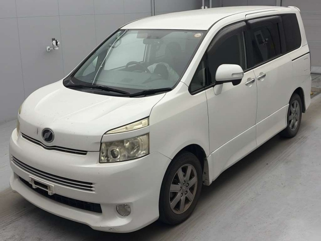 TOYOTA VOXY — фото