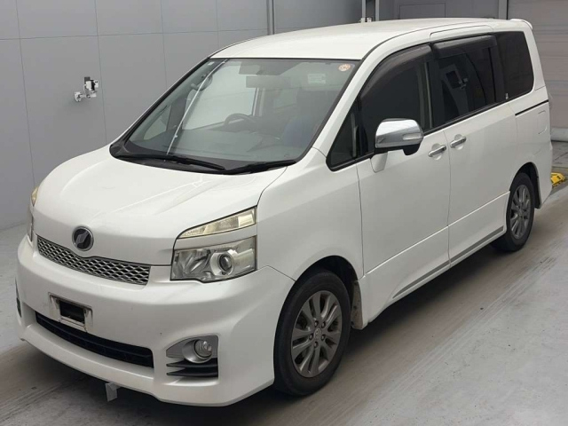TOYOTA VOXY — фото