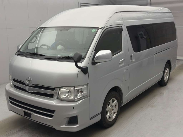 TOYOTA HIACE — фото