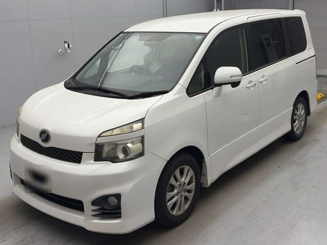TOYOTA VOXY — фото