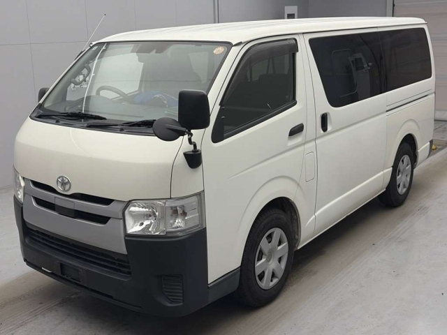 TOYOTA HIACE — фото